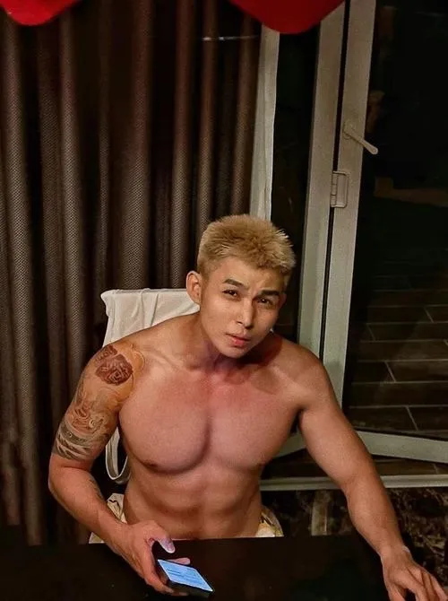 Trai gym Việt nằm thư giãn, ánh sáng ấm làm body nhìn dày, vibe tối nhẹ nhàng