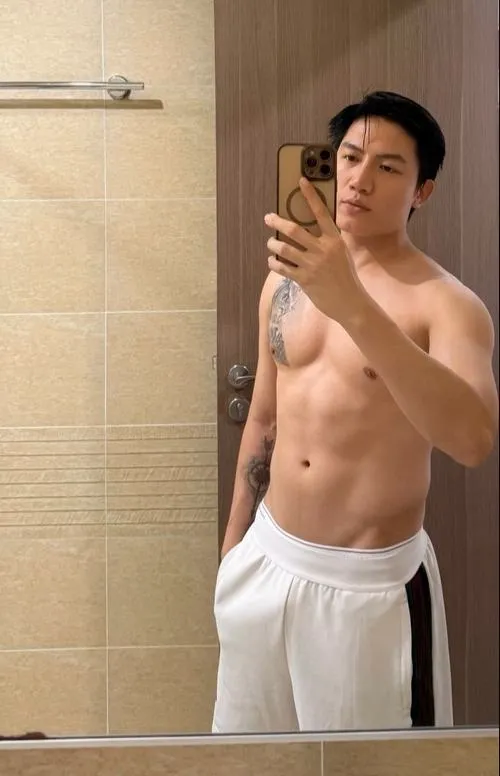 Soái ca cơ bụng khoe hình xăm nhỏ, outfit đơn giản, nhìn mạnh mẽ mà không gồng