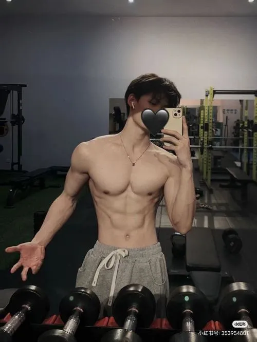 Trai đẹp ngồi ngoài trời đêm, phụ kiện dây chuyền mảnh, vibe trầm nhưng vẫn cuốn