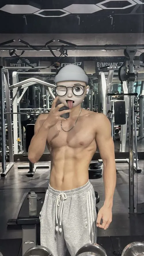 Ảnh gương gym khoe sáu múi rõ nét, quần short thể thao, thần thái tự tin rất đàn ông