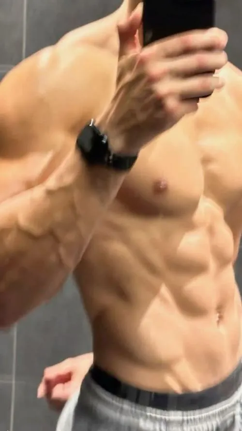 Cận cảnh cơ bụng siết gọn, da hơi bóng, khung hình sát người nhìn đã mắt