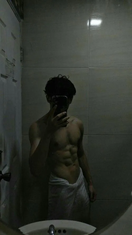 Trai đẹp đứng trong phòng tối, gương soi mờ, thần thái trầm nhìn bí ẩn cuốn hút