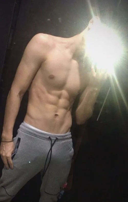 Cận cảnh bụng sáu múi trước gương, ánh sáng xiên, quần jogger gọn nhìn rất lực