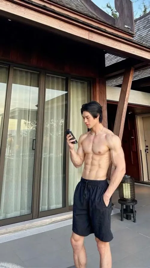 Trai gym dáng đẹp ngoài hiên, ánh sáng xiên làm cơ bụng nổi rõ, vibe đời thường