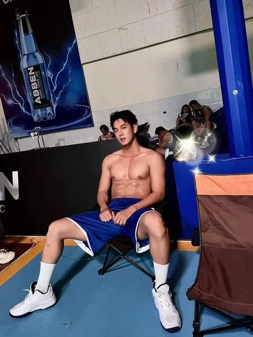 Trai đẹp sáu múi ngồi tựa tường, outfit tối màu, nét khối lên rõ kiểu lạnh lùng