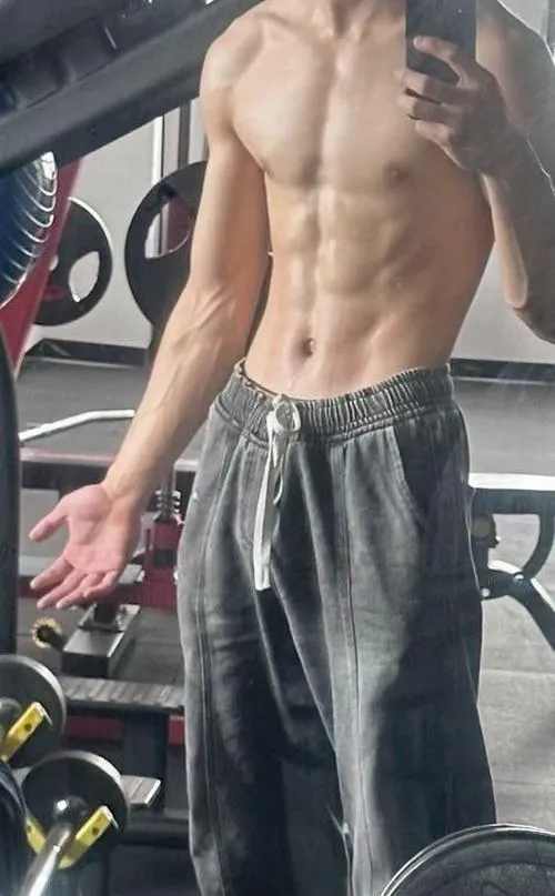 Cận cảnh cơ bụng khô nét, quần jogger gọn gàng, vibe tập luyện nghiêm túc