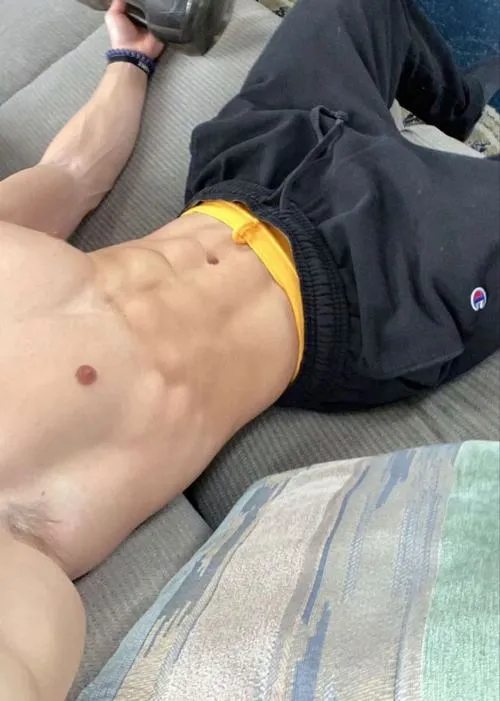 Góc chụp nằm khoe tay săn chắc, phụ kiện cổ tay nổi bật, cảm giác khỏe khoắn