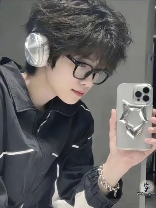 Pose nhìn lệch máy, ánh mắt cong, cảm giác ngại ngùng nhưng cuốn