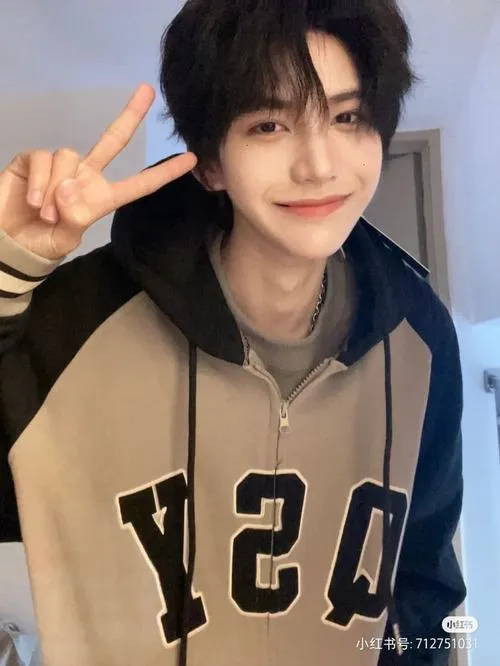 Mái thưa rủ nhẹ, ánh nắng cửa sổ, cảm giác ấm áp như buổi sáng yên