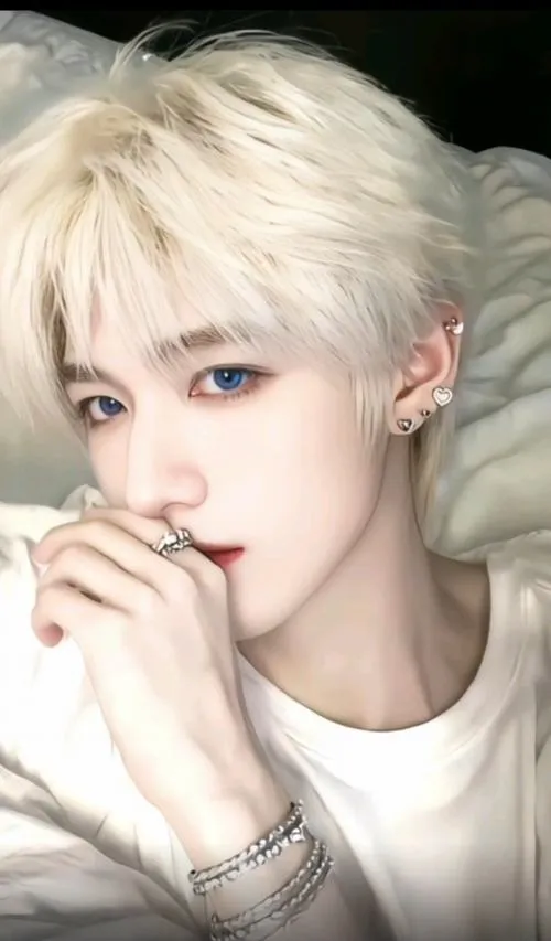 Cười hở răng khểnh, nụ cười tỏa nắng, nhìn một lần là thấy dễ mến