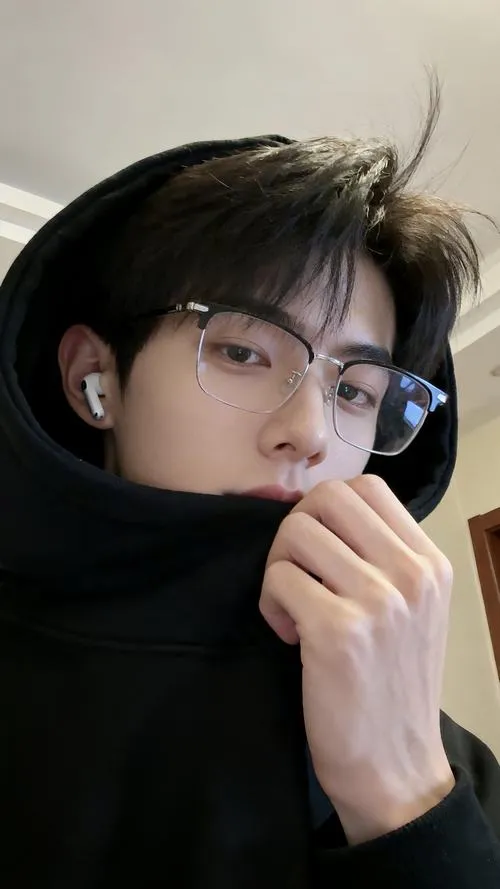 Áo hoodie tối, cận mặt, tông màu trầm, biểu cảm lạnh nhẹ nhưng dễ mến