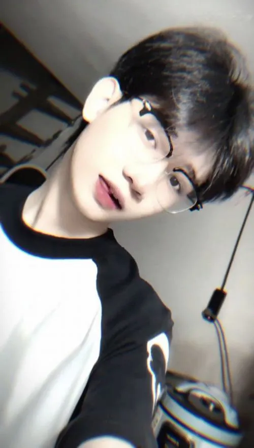 Selfie nằm nghiêng, ánh sáng mềm, gương mặt sáng, vibe cưng xỉu nhẹ nhàng