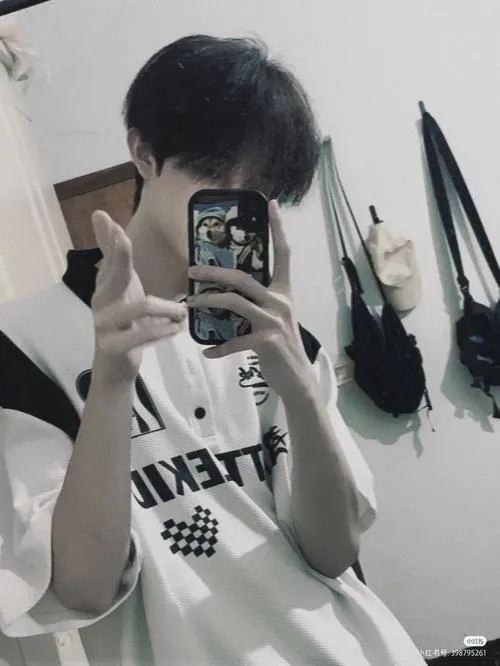 Chụp gương phòng treo đồ, áo sọc, bối cảnh gọn, cảm giác tự nhiên