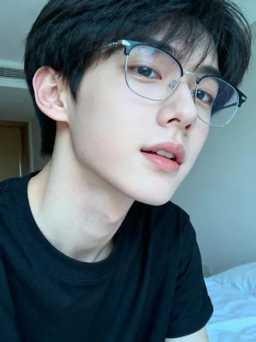Cận mặt đeo kính, làn da sạch, ánh mắt rõ, ảnh trai xinh phong cách ngọt