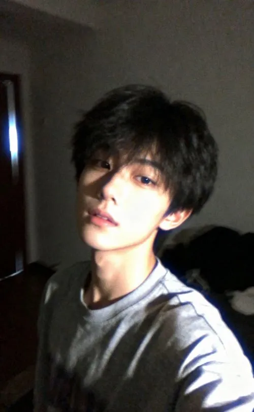 Nắng xiên qua cửa sổ, gương mặt nổi khối, ánh sáng mềm, vibe dễ thương