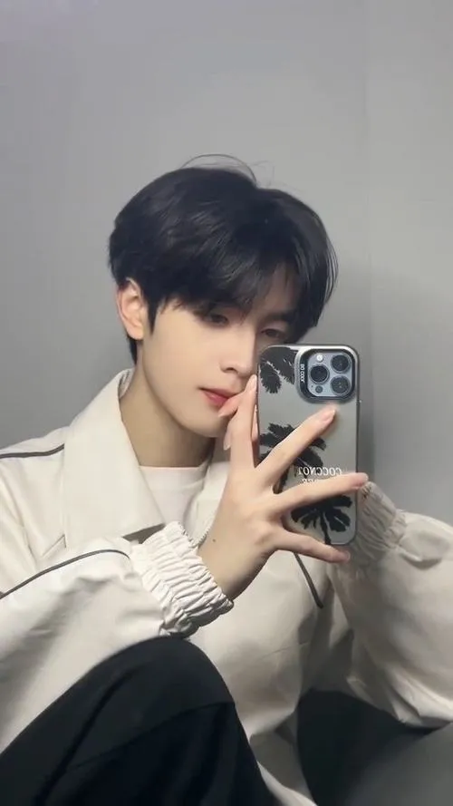 Ngồi chụp gương, áo sáng màu, dáng thư giãn, cảm giác gần gũi đời thường