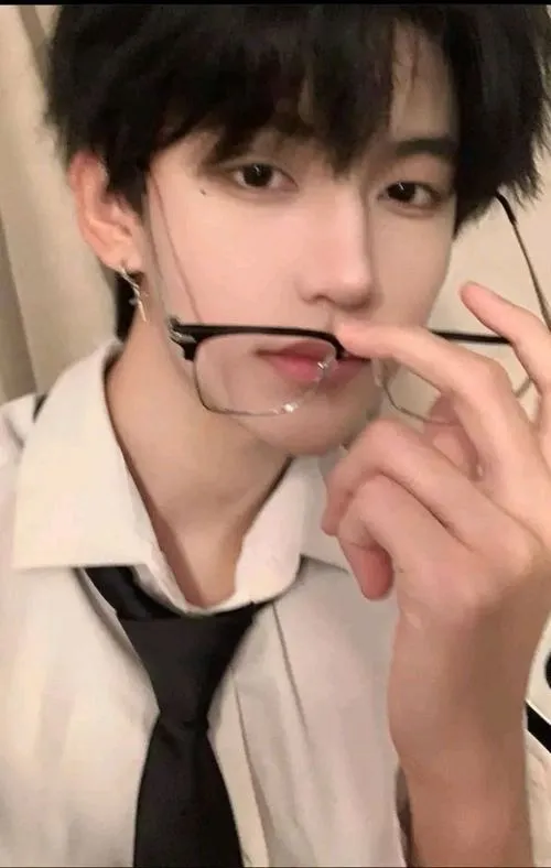 Sơ mi trắng, cà vạt lỏng, cắn gọng kính, ánh mắt tinh nghịch, trai đẹp cute