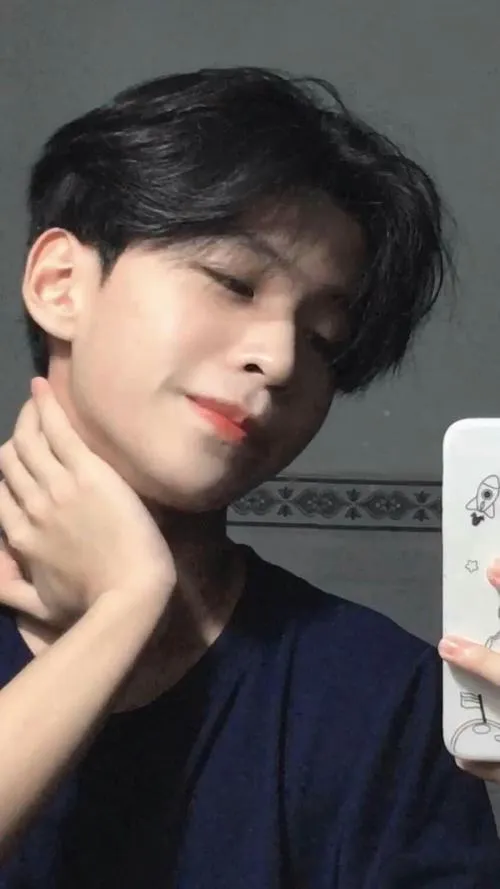 Selfie cận, tay chạm cổ, nụ cười mím, cảm giác ngại ngùng rất đáng yêu