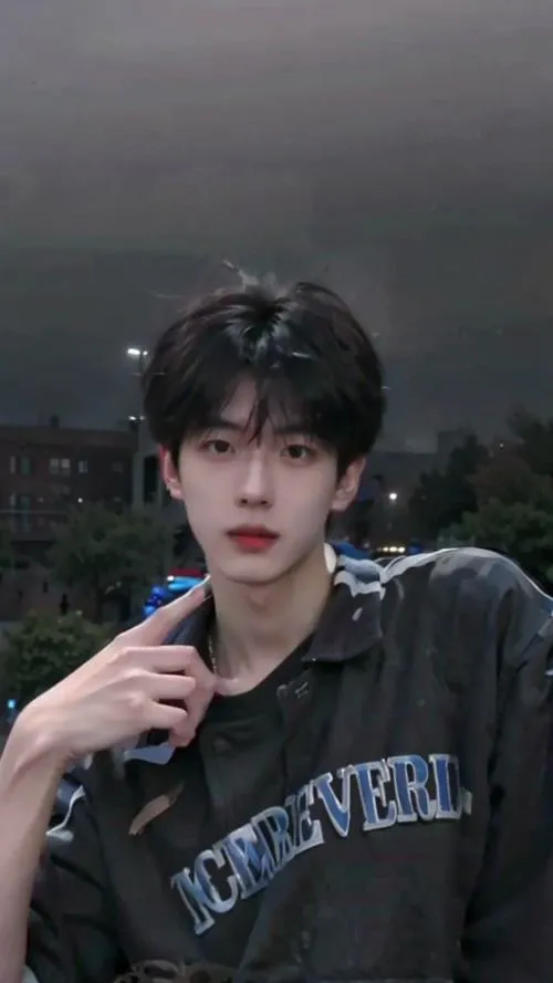 Chụp đêm ngoài trời, background tối giản, ánh mắt thẳng, kiểu ảnh nam thần dễ mến