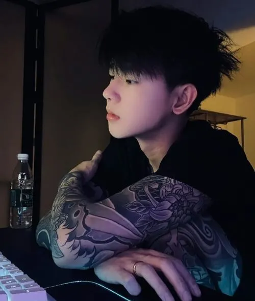 Góc nghiêng trong ánh đèn tím, mái tóc rối có chủ đích, cảm giác bí ẩn