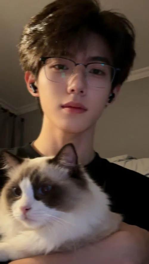 Đeo kính ôm mèo, gương mặt hiền, ánh sáng mềm, ảnh trai đẹp vibe cưng