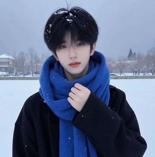 Ngoài trời lạnh, khăn xanh nổi bật, tông pastel nhẹ, cảm giác ấm áp dễ mến