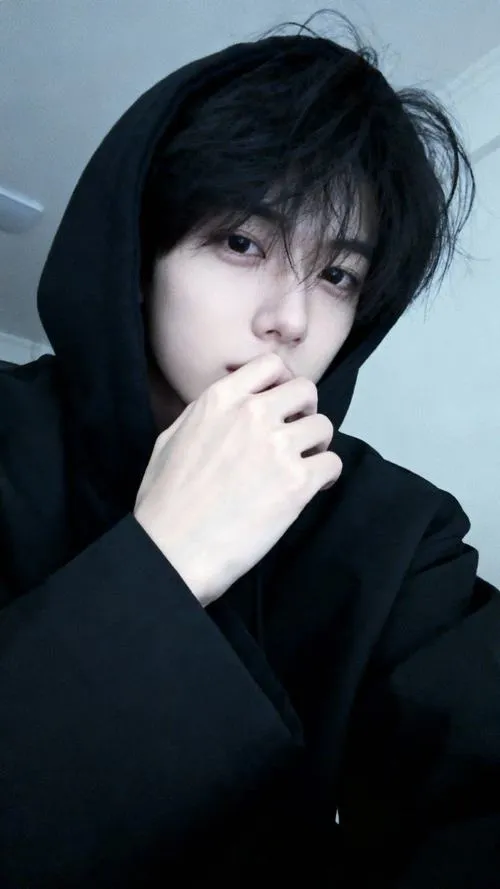 Áo hoodie đen, tay che miệng, ánh mắt biết cười, ảnh trai xinh phong cách ngọt