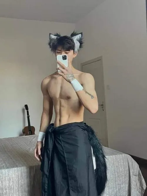 Selfie gương trong phòng, thân trên khỏe, phụ kiện nhỏ, kiểu streetstyle gần gũi