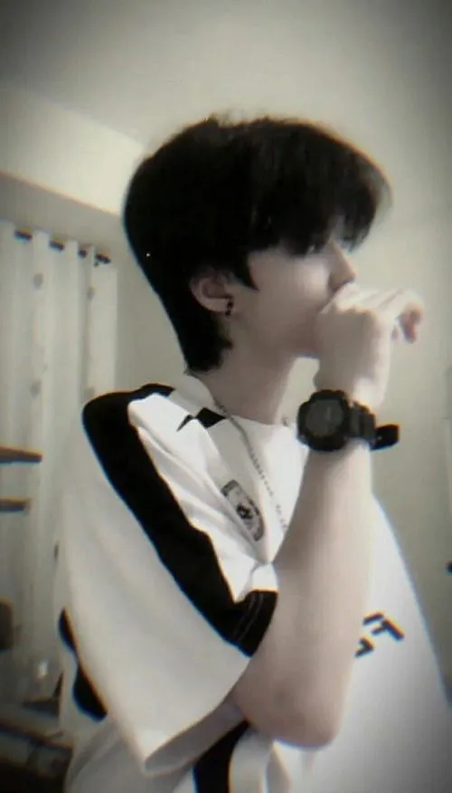 Chụp nghiêng hành lang, trang phục thể thao, bối cảnh gọn, cảm giác trẻ trung