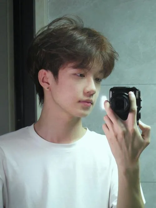 Gương trước gương, cầm máy ảnh, ánh sáng mềm, tóc bồng, ảnh đời thường dễ chịu