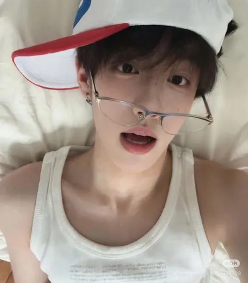 Đội mũ lưỡi trai và kính, biểu cảm nghịch, nụ cười nhẹ, vibe cưng xỉu