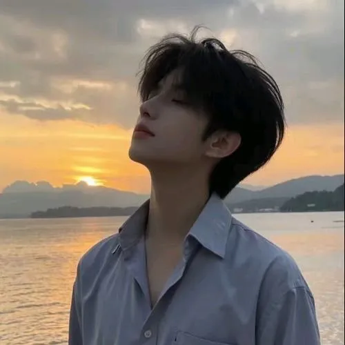 Nghiêng mặt nhìn hoàng hôn biển, bối cảnh rộng, cảm giác trong trẻo kiểu trai đẹp cute