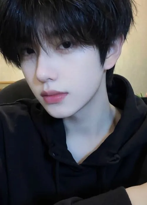 Cận cảnh áo hoodie tối, ánh mắt sâu, tông màu trầm, ảnh nam thần dễ mến