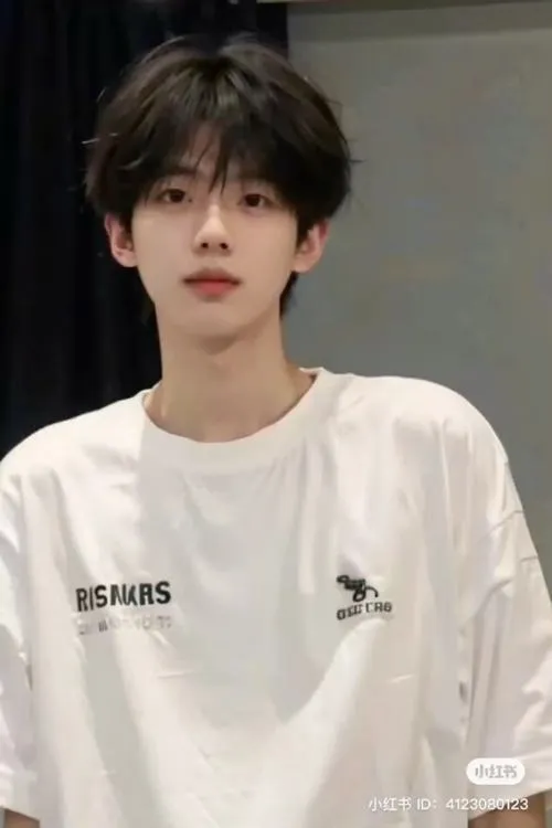 Chàng trai áo thun trắng, background tối giản, dáng đứng hiền, kiểu hot boy nhẹ nhàng