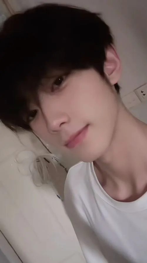 Selfie cận mặt, ánh sáng mềm, gương mặt thư thái trên gối, vibe trai xinh rất dịu