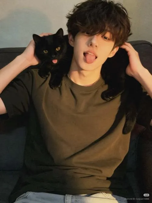 Bad boy tóc xoăn, pose nghịch, nhìn thẳng camera tạo cảm giác ngông mà đáng nhớ.