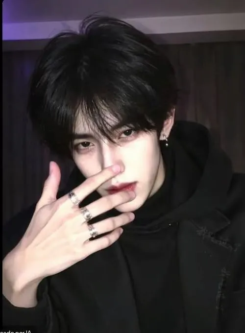 Trai chất hoodie đen, phụ kiện bạc ở tay, nhìn thẳng camera kiểu lạnh mà cuốn.