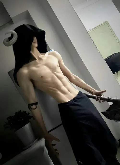 Trai phong trần chụp lưng trần trước gương, tương phản mạnh, cơ bắp nổi rõ đầy bản lĩnh.