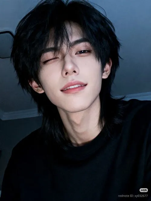 Trai lạnh tóc rối, hậu cảnh mờ, nụ cười rất khẽ vẫn giữ vibe xa cách.