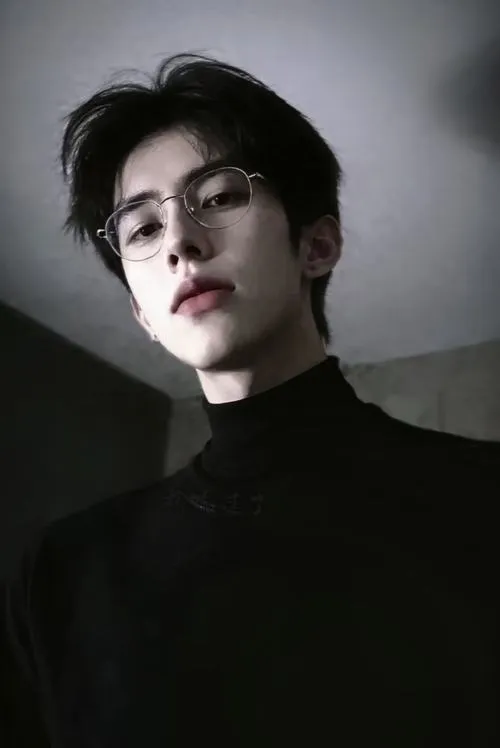 Trai chất áo cổ lọ đen, ánh mắt lạnh, nền mờ tối làm gương mặt nổi khối rõ.