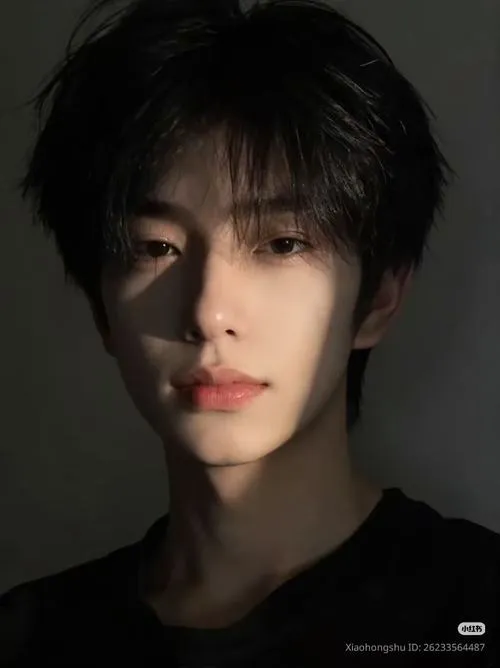 Trai lạnh chụp nửa mặt trong tối, tương phản cao, môi khép nhẹ nhìn xa đầy bí ẩn.