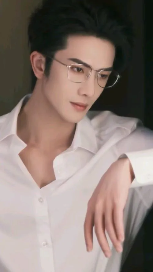 Trai đẹp áo sơ mi trắng, góc nghiêng rõ hàm, ánh sáng mềm làm thần thái điềm tĩnh.