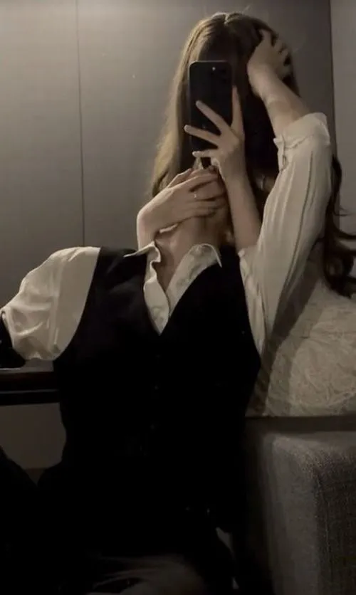 Bad boy selfie trước gương, outfit tối màu, tay che nửa mặt tạo cảm giác xa cách.