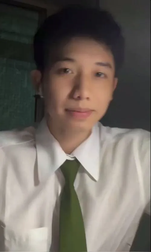 Ảnh trai Việt điển trai mặc sơ mi gọn gàng, nhìn thẳng camera, thần thái hiền và sáng sủa.
