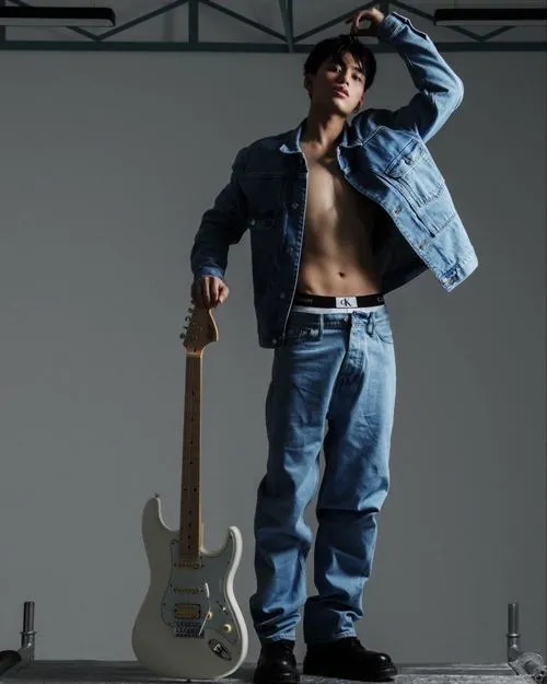 Ảnh nam thần Việt phối streetwear với denim, tạo dáng tự do, thần thái phóng khoáng.