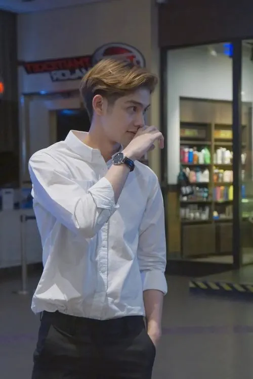 Hot boy Việt mặc sơ mi gọn gàng ở cửa hàng, ánh mắt chăm chú, cảm giác lịch sự.