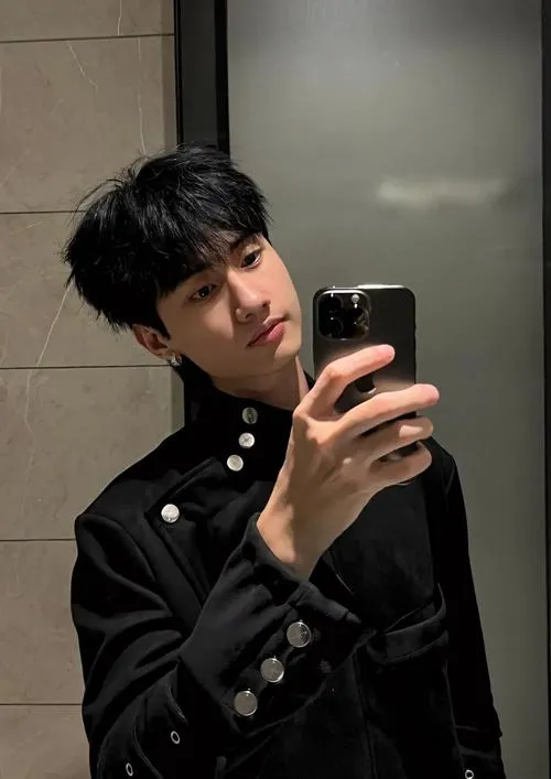 Ảnh trai Việt cuốn hút mặc áo tối, chụp gương, kiểu tóc rối nhẹ nhìn rất nghệ.