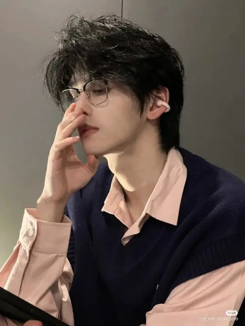 Ảnh trai Việt điển trai tóc xoăn nhẹ, gương mặt nam tính, thần thái lạnh mà gần.