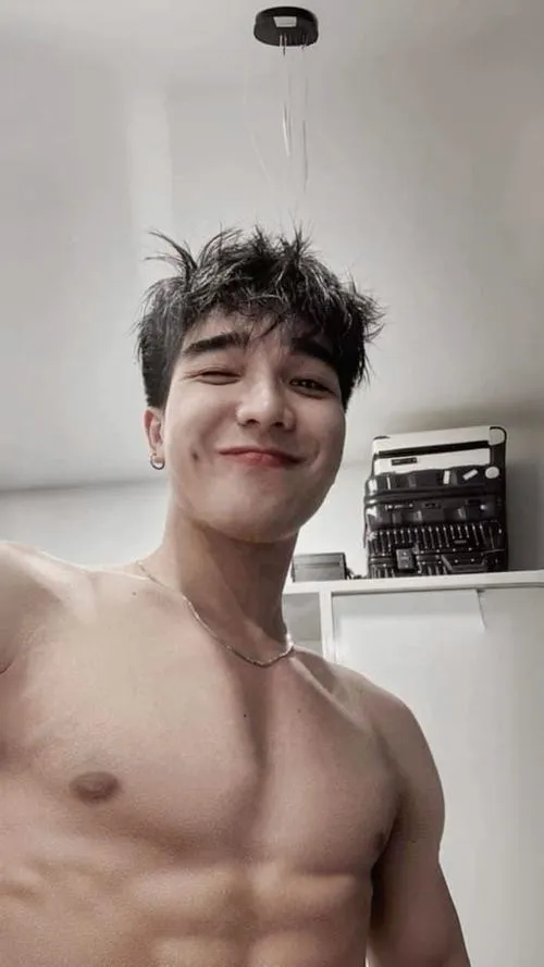 Hot boy Việt selfie nửa thân, nụ cười hiền, ánh sáng trắng làm ảnh sạch sẽ.