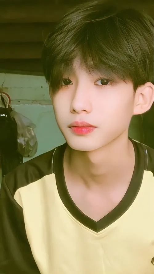 Ảnh nam thần Việt gương mặt baby, kiểu tóc bồng nhẹ, ánh mắt trong trẻo.